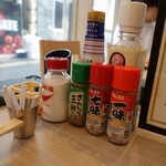 やきとん 串焼き酒場 青二才 - 卓上の調味料