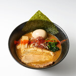 麺'sCLUB 酒池肉林 - 味玉 ピリ辛濃厚魚介豚骨ラーメン