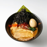 麺'sCLUB 酒池肉林 - 味玉 島海苔 ピリ辛濃厚魚介豚骨ラーメン
