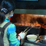 阿霞 燒肉飯 - 炭火でこんがり焼き上げます。