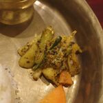 アジアンダイニング スバビハニ - 大きくカットされた生野菜にスペインをまとわせたアチャール。