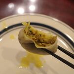 アジアンダイニング スバビハニ - 厚めの皮の中に適度な香辛料のアロマをまとうジューシー感MAXなひき肉が入ってウマー！