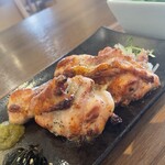 肉バル Bar&Grill motto - ねっ！パリでしょ！　基本の味付けは塩胡椒ですが柚子胡椒味変も爽やかでした