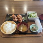 肉バル Bar&Grill motto - チキングリル定食。味噌汁、サラダ、小鉢、おしぼり付き！柚子胡椒も昆布も丁寧な気遣いですね