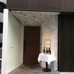 ラ ペ - 入口、ドアを開けると地下に降りる階段があります