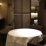 ラ ペ - 丸テーブル、奥に半個室が