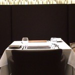 ラ ペ - ソファ席と椅子席のテーブル