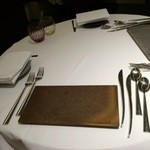 ラ ペ - テーブルセッティング、左奥に水用のグラス