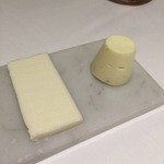 ラ ペ - レモンジンジャーとフロマージュブラン、エストラゴンを合わせたバターと普通のバター（直方体）