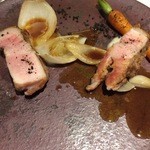 ラ ペ - LYB豚のロースト、新玉ねぎ、にんじんと