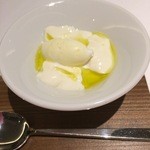 ラ ペ - 韃靼蕎麦のブランマンジェ、ゲランドの塩を使ったアイス、オリーブオイル