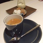 ラ ペ - エスプレッソ　わざとずれた位置にカップが