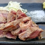 四文屋 - 料理写真:牛レアステーキ x2
