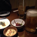 Ganso Motsunabe Tebasaki Oudou Izakaya Noriwo - 「金麦」（313円）を選択。奥はジンジャーエール（313円）。付出し（313円）にスピードメニューの梅くらげ、山芋WASABI醤油（各356円）。
                        