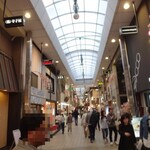 道後の町屋 - 道後温泉駅前から道後温泉本館までの  約250㍍の通り。60件の店が  立ち並んでいます。