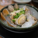 一軒め酒場 - 料理写真:アサリの酒蒸し（￥400位税込み）