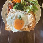 ひらみぱん - クロックマダムセット　卵が流れ出しそうで保っている。