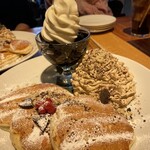 コナズ珈琲 - 料理写真:農園パンケーキ!さすがに多いコーヒーの豆を削ってかけてます。