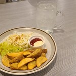 コーヒーキッチン HERON - おつまみ①フライドポテト(税込680円)
手作り感のある皮付きフライドポテト、萵苣&千切り甘藍添え
お酒①檸檬サワー(税込660円)
おつまみとお酒でお会計は1,340円也