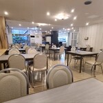 コーヒーキッチン HERON - 店内は淡いクリーム色の天井、淡いクリーム色の壁、淡い白木の木板張り床、シンプルな空間、BGM代わりにTV音声が流れています
お席はカウンター3席、テーブル4席×5卓、テーブル2席×12卓の合計48席