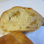 U-pan bakery - くるみパン１１０円、香ばしいクルミを練りこんだこの日の唯一柔らかく焼き上げられたパンです。