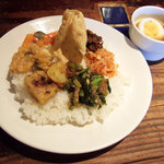 スパイスカフェ - スリランカ定食 ライス＆カレー(950円)　ランチタイムのカウンターにて。