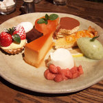 スパイスカフェ - デザート8種類ぜんぶ！　パンナコッタ 苺のソース添えとカスタードプリンが絶品すぎる。