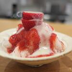 やまぐち - イチゴのシロップが手抜きないかき氷。季節は春。お口の中は夏到来。