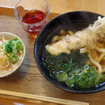 築港麺工房 - （平日ランチ）本日のうどん定食（ちくわ天わかめうどんと温玉ごはん）