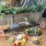 スラッシュカフェアンドバー 川崎 - サラダと前菜