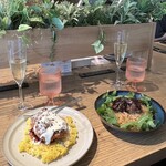 スラッシュカフェアンドバー 川崎 - チキンとジャンバラヤ