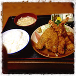 十八番 - お昼のフライ盛り合わせ定食。
      アジ、マグロ、エビ、イカ。