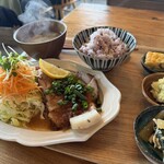 こめとまめ。 - 名物！お肉がメインの惣菜定食　1,600円