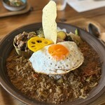 こめとまめ。 - 茄子とフレッシュトマトのスパイスキーマカレー1,550円　トッピング魯肉飯250円