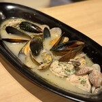 タカサゴマル - 牡蠣とムール貝とアサリの白ワイン蒸し