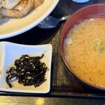 いっちゃん亭 - お新香、小鉢？、味噌汁