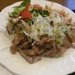 デミタス - メインは豚肉と玉ねぎを甘辛く炒めたもの　