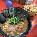 家系総本山 吉村家 - 油少なめ麺硬め、野菜畑