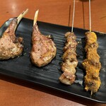 焼き鳥&焼きラム うまいける - ラムチョップ680円×２　ラム肉280円　羊肉マトン260円