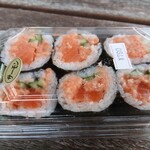 おにぎり屋 丸豊 - サーモン巻７９９円。ハーフもありましたが、まぐろ巻はフルもハーフも無し....