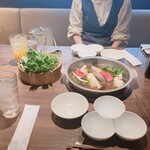 しゃぶしゃぶKINTAN - お野菜、飲み物到着