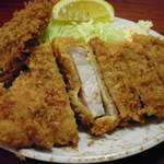 とんかつ燕楽 - カツランチ＋カキフライ２個（カツの断面）