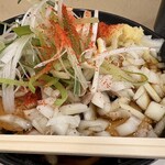 麺処 盛盛 - 辛味調味料、間違って多めに振りかけてしまいましたが、味はメリハリ効いて good！