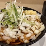 麺処 盛盛 - 澄んだつゆに白髪ネギが乗せられた肉そば＋玉ねぎトッピング。加えてカウンター上の小壺から擦りおろし生姜もオン
