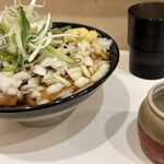 麺処 盛盛 - 肉そば＋玉ねぎトッピング＋小壺から擦りおろし生姜