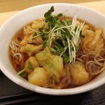 いろり庵きらく - 料理写真:小柱とそら豆のばら天そば(Suica割り760円)