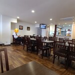중국 가정요리 테츠진슈카 에비스초점 - 매장 내부는 흰색 천장과 그림, 중화 부채 등이 장식된 흰색 벽, 나무 바닥으로 꾸며져 있습니다. 중화 요리집치고는 간결하고 깔끔한 공간이며, BGM은 팝 음악입니다.
                      좌석은 테이블 4인용 10개, 테이블 2인용 2개로 총 44석입니다.