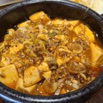 중국 가정요리 테츠진슈카 에비스초점 - ①마파두부  
                      일본인을 위해 조리한 마파두부로, 적당한 매운 기름과 후추, 다진 고기가 풍부하게 들어가 있어 입안 가득 적당한 간의 매콤함이 느껴집니다.