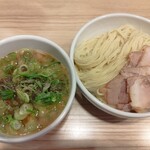 鯨人 - チャーシューつけ麺。春なのに暑い日だったから急遽つけ麺に変更。結論、普通のラーメンのが好き♪笑。つけ汁が少しインパクト弱め？