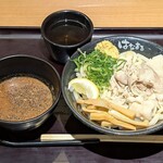 はなまるうどん - 料理写真:はなまるうどん 日本橋永代通り店 魚介豚骨つけ麺 出汁スープ付き(中)税込980円 だし汁付き サービステーブルでおろし生姜を加えて、刻みネギを足してます